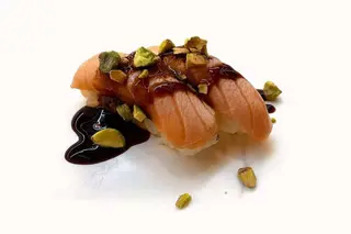 104. Nigiri Salmon Flambea con Pistacho