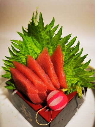80. Sashimi di tonno