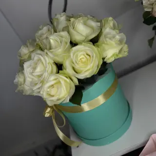 2- FlowerBox z różami białymi