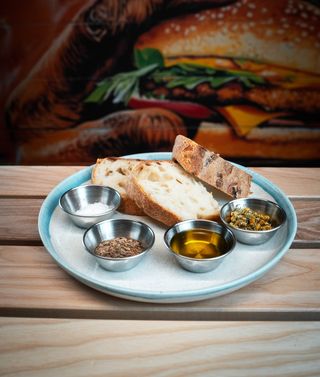 Скибка з олією, кропом, ромашкою та сіллю