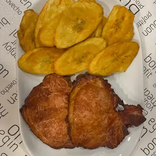 Chuleta ahumada  con plátano frito 
