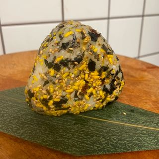 Onigiri de furikake okaka 