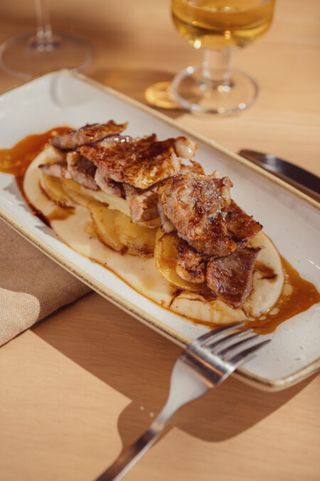Secreto de cerdo al Pedro Ximénez parmentier de patata ahumada y patatas a lo pobre(supl. 2€)