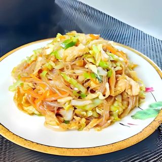 K4. Noodles cu pui 鸡肉粉干