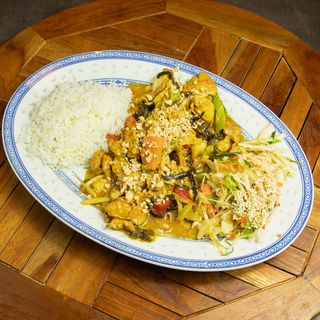 Kurczak z prażonymi orzeszkami		150g