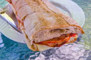 Bocadillo de lomo con queso