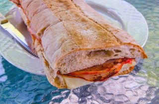 Bocadillo de lomo con queso