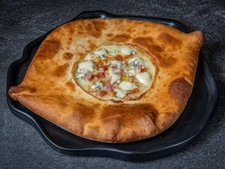 Хачапурі з сиром Дор Блю та беконом (570g)