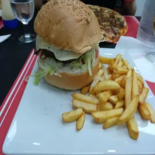 Hamburguesa Con Huevo Frito Y Patatas