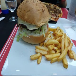Hamburguesa Con Huevo Frito Y Patatas