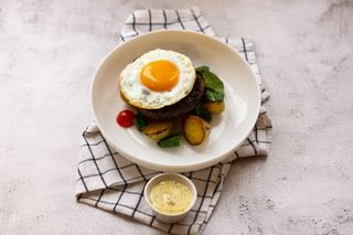 Бифштекс с глазуньей