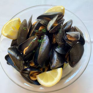 M’pepatella di cozze con crostoni
