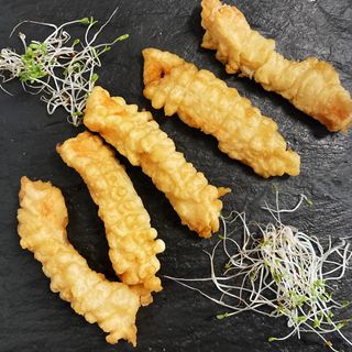 Paluszki łososia w tempurze