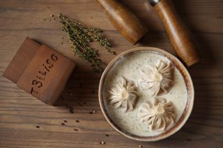 Hinkali cu carne de vita si porc in sos Skmeruli