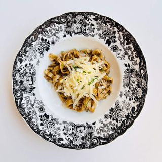 Fetuccini con funghi tartufato con virutas de parmesano