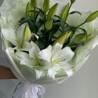 Bouquet de 5 lys blanc feuillage 