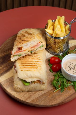 Sendvič sa šunkom +Coca-Cola