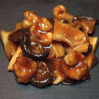 Gambas con bambú y setas