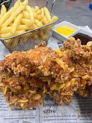 Cubo de pollo frito X2 crujiente + patatas fritas.