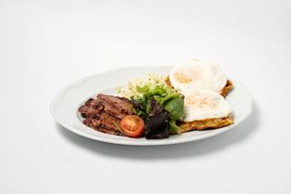 МИКС с брискетом, картофельными вафлями, глазуньей, сыром и салатом