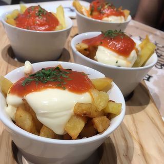 Nuestras Patatas con Tres Tipos de Salsa a elegir