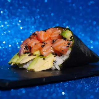 Temaki Salmón y aguacate.