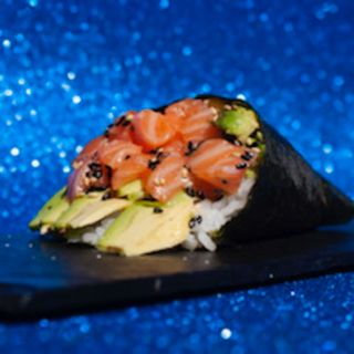 Temaki Salmón y aguacate.