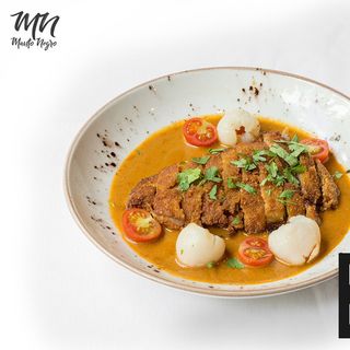 Pato crujiente con curry rojo y arroz jazmín aromatizado