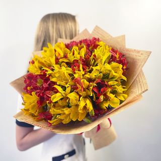 წითელი და ყვითელი ალსტრომერია 3071