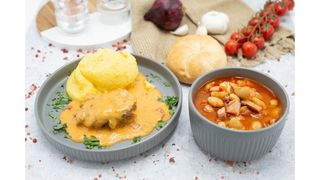 Ciorba de fasole boabe cu afumatura,papricas de pui,mamaliga,chifla