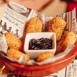 Queso Brie Rebozado Con Mermelada De Arándanos 