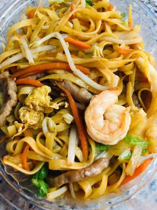 19.NOODLES CON POLLO, MANZO, GAMBERI, VERDURA E UOVO