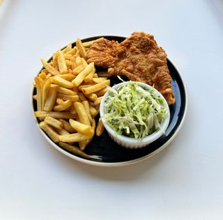 Snitel de pui cu cartofi prajiti si salata de varza