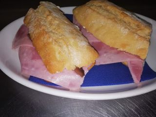 Bocadillo Queso Crema Con York Y Anchoas
