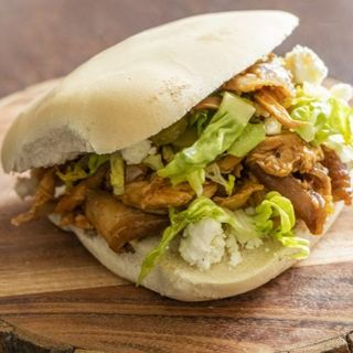 Gran straccetto di petto di pollo alla piastra al piatto