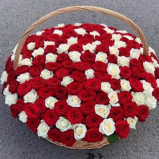 Cesto di rose rosse e decorazione speciale 