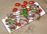 Мясной рулет с сыром пармезан с миксом из рукколы и айсбергом