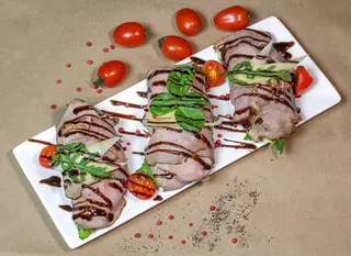 Мясной рулет с сыром пармезан с миксом из рукколы и айсбергом