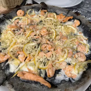 Gourmet lemon pizza