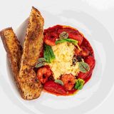 Скрембл с томатами и креветками 