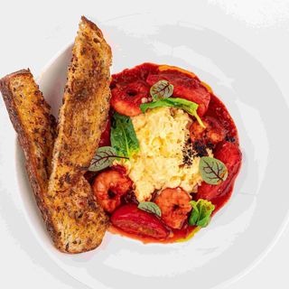 Скрембл с томатами и креветками 