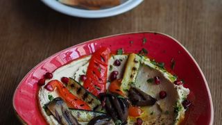 Hummus z grillowanymi warzywami