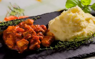 Specialitate din ceafă de porc si piure de cartofi
