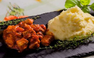 Specialitate din ceafă de porc si piure de cartofi