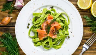 Zelene tagliatelle sa dimljenim lososom