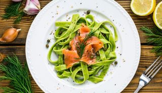 Zelene tagliatelle sa dimljenim lososom