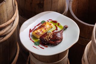 Качина ніжка з гарбузово - картопляною запіканкою та журавлиновим соусом (160/90/90 г)