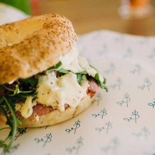 Bagel de jamón York, cheddar & cream cheese