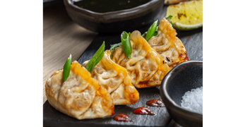 Pierożki gyoza z warzywami podane z sosem sweet chilli