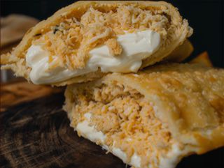 Pastel frito de pollo con queso cremoso (1 Ud.)